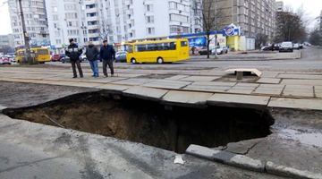 В Києві під трамвайними коліями провалився грунт