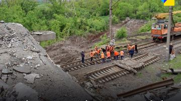 росіяни відновлюють залізницю біля Маріуполя, щоби вивезти металопрокат та залишки зерна