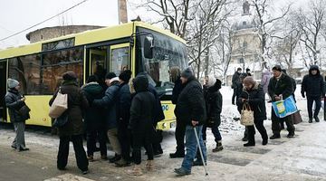 Безхатченків возить комфортний автобус від АТП №1. Фото Романа БАЛУКА