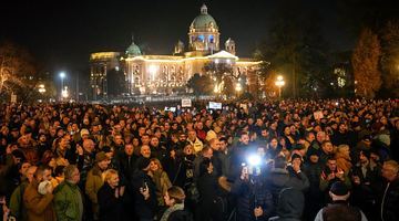 Демонстрація прихильників сербської опозиції у Белграді. На думку мітингарів, результати парламентських виборів було спотворено. Фото AP.
