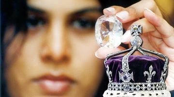 Діамант “Кохінур” прикрашав корону королеви-матері Єлизавети. На коронації дружини Чарльза ІІІ Камілли ця корона була без “Кохінура” – аби не дратувати Індію. Фото nbcnews.com і AFP
