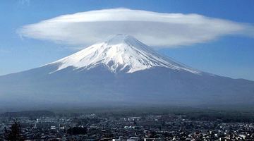 Хмари, що висять над японською горою Фудзіяма, іноді набувають чудернацьких форм. Фото Kyodo News