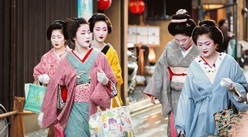 Ґейші у традиційному вбранні на вулицях Кіото – древньої столиці Японії. Фото wheresshelly.com