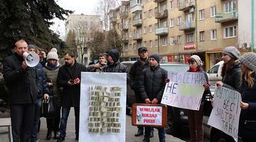 Львівські активісти закликали проросійського суддю зняти мантію