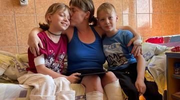 Львів: 11-річний Ярослав доглядає маму та сестру, які втратили ноги на вокзалі Краматорська