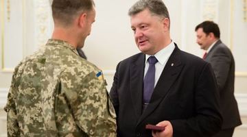 Порошенко відзначив високими державними нагородами України 74-х військовослужбовців