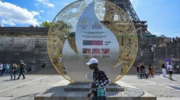 Величезний електронний годинник, встановлений у Парижі біля Ейфелевої вежі, показує, скільки часу залишилося до старту Олімпійських ігор. Фото news.com.au