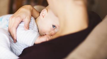 У діток перших місяців життя відрижка, як правило, є нормальним фізіологічним явищем, а не ознакою відхилень у роботі шлунково-кишкового тракту. Фото Parents