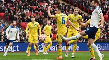 Футболісти збірної України з цікавістю спостерігають за тим, як форвард збірної Англії Гаррі Кейн забиває перший гол у їхні ворота. Фото AP