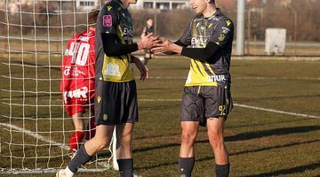Капітан «Руху» Марко Сапуга (ліворуч) визнаний вболівальниками «жовто-чорних» найкращим гравцем 2022 року. Фото fcrukh.com