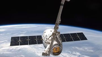 Американський супутник Dragon SpaceX. Кібератаки Китаю мають на меті імітувати сигнали, які такі сателіти отримують від операторів, – аби “викрасти” ці апарати або вивести їх із ладу. Фото European Space Agency