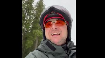 Зеленський привітав українців з Різдвом, записавши відео на лижах під час свого відпочинку у Буковелі