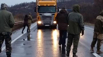 Активісти на Закарпатті почали блокувати проїзд російських вантажівок