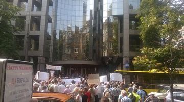 Вкладники банку "Михайлівський" перекрили вулицю в Києві