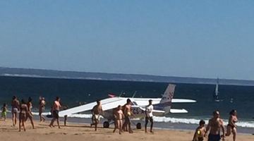 У Португалії літак екстрено приземлився на пляжі, є загиблі
