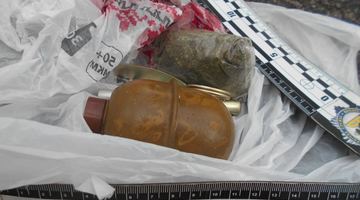 У мешканця Львівщини виявили гранату та наркотики. Фото поліції
