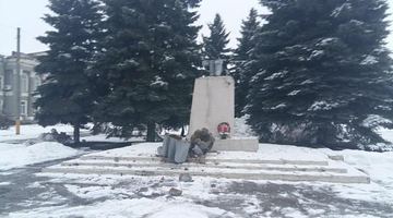 У селищі біля Харкова повалили пам'ятник Леніну