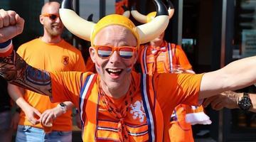 Радість фанатів збірної Нідерландів після перемоги над румунами не мала меж: і результат у "помаранчевих" є, і красивий футбол показали. Фото uefa.com.
