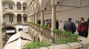 В Італійському дворику експонують колоритні світлини Великодня