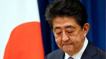 Колишній прем'єр-міністр Японії, на якого вчинили замах, помер