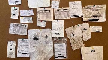 Ці супровідні документи на товари для Міноборони журналісти знайшли у смітті в селі Убині на Львівщині.
