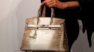 У Гонконзі на аукціоні пішла з молотка найдорожча сумка світу