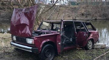 На Львівщині авто впало з мосту у річку: водій загинув