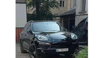 Авто марки Porsche Cayenne чиновниця обласної ради записала на батька. Фото з відкритих джерел