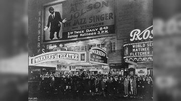 Ось такі черги стояли перед кінотеатром, щоб придбати квиток і потрапити на перегляд першого звуковогофільму "Співак джазу".