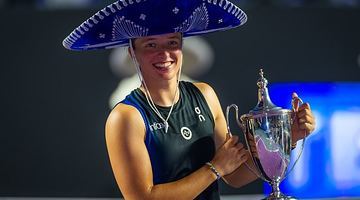 Організатори WTA Finals у Канкуні вручили Ізі Свьонтек не лише срібний кубок, а й мексиканського капелюха – сомбреро. Фото sport.ua