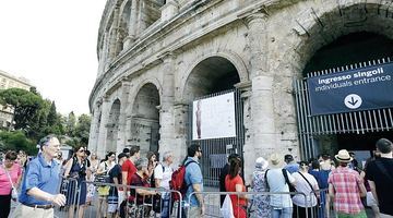 Біля римского Колізею завжди повно туристів. Але й щурів не бракує... Влада Вічного міста обіцяє провести дератизацію. Фото АП