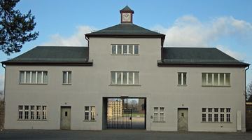 Ворота концтабору в Оранієнбурзі "прикрашав" напис Arbeit macht frei, тобто "Праця звільнює". Десятки тисяч в'язнів "Заксенгаузена" звільнення не дочекалися... Фото wikimedia.org.
