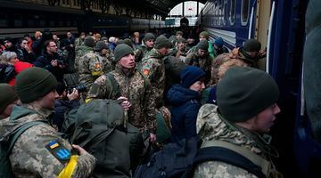 За словами президента, у найближчий час військову форму мають одягнути пів мільйона українців.