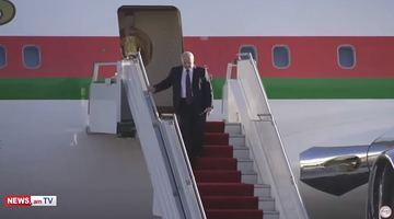У листопаді, прилетівши до Єревана на саміт ОДКБ, Лукашенко ледве зміг зійти трапом літака... Фотоскрін reform.by.