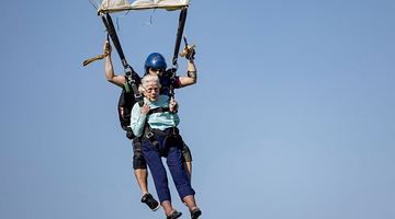 Після стрибка з парашутом 104-річна американка хоче політати на повітряній кулі. Фото Chicago Tribune.