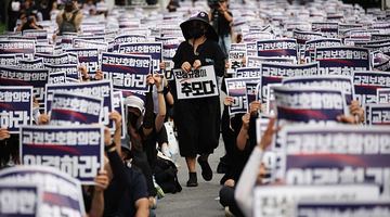 Перед будівлею парламенту Південної Кореї зібралися 200 тисяч учителів. Вимагали захистити їх від свавілля батьків своїх учнів. Фото Reuters.
