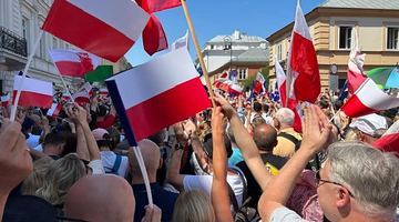 Став свідком великої протестної демонстрації у Варшаві