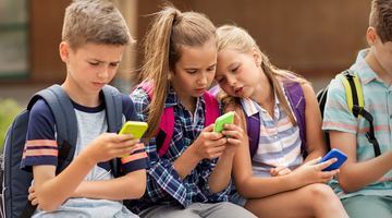Через цілодобовий доступ до смартфонів, кажуть експерти, школярі погано читають і рахують. Навіщо літери й цифри, коли є картинки?.. Фото nordictimes.com