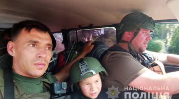 Поліцейський екіпаж «Білі янголи» евакуює мешканців Мар'їнки з-під обстрілів російської армії