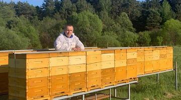 Зразки мертвих бджіл пасічник Василь Целюх скерував у три лабораторії.