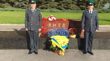 Біля Кремля з’явмлися жовто-блакитні квіти та український караул