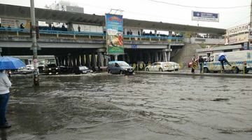 Сильна злива в Києві перетворила вулиці на річки