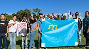 Учасники акції розгорнули національний прапор кримських татар