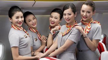Цим стюардесам Hainan Airlines худнути начебто не треба... Фото shine.cn