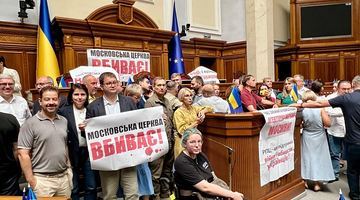 Опозиція блокує трибуну парламенту – бо більшість не хоче забороняти проросійську церкву в Україні.