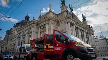 У центрі Львова пожежа: загорілось приміщення, де зберігалися машинки-атракціони
