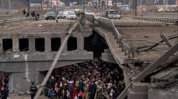 Українці під зруйнованим мостом в Ірпені. Фото Еміліо Морнатті