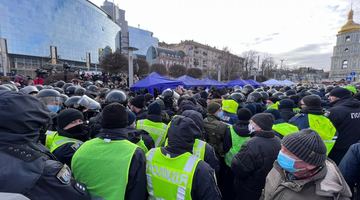 Сутички під Печерським судом: поліція відтискає прихильників Порошенка