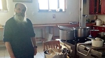 Брат Ілля варить сир за давніми рецептами, які використовувала його мама. Фото надане Крехівським монастирем.