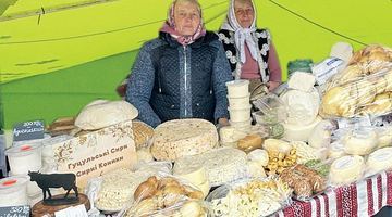 В асортименті Марії Лучак і Ганни Мельничук багато видів карпатського сиру. Фото департаменту агропромислового розвитку Львівської ОВ